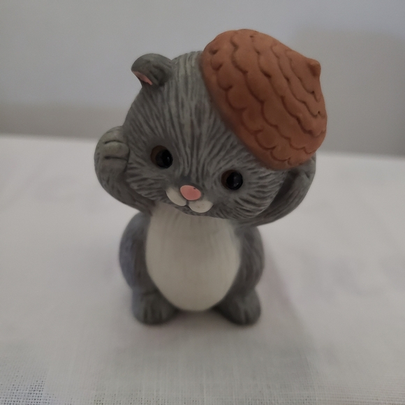 1992 Avon Porcelain Squirrel with an Acorn - Picture 1 of 6